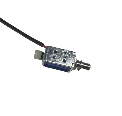 Solenoide de empuje y tracción de tamaño pequeño con estructura de marco abierto y orificios de montaje para una fácil instalación